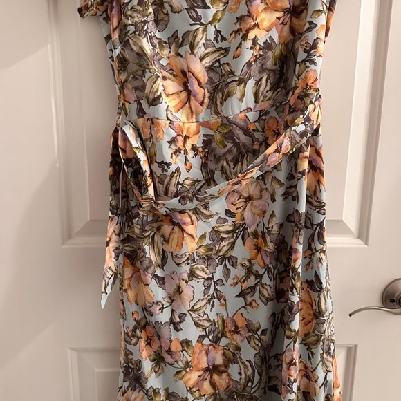 Roeyshouse midlength floral dress with sleeves - Picture 1 of 3